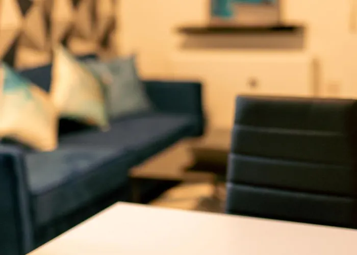 Bright And Stylish - 2 Bedroom Apartment - Free Parking, Transit Links, Close To Stadiums